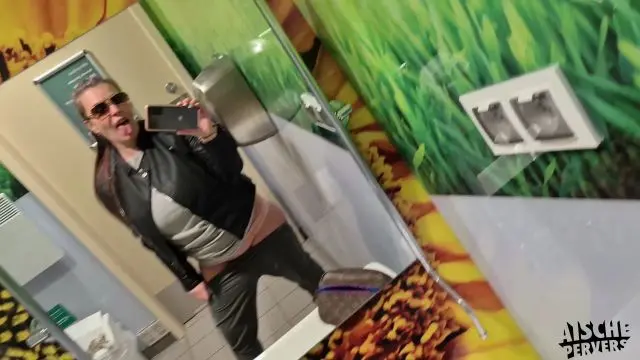 Pipi Pause auf dem Rastplatzklo