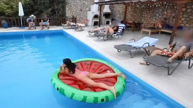 IM HOTELPOOL VOR ALLEN GÄSTEN GEFICKT!