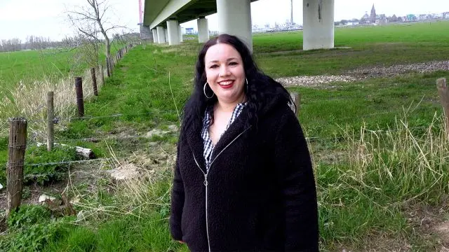 OUTDOOR-SEX mit molliger FREILUFT-FOTZE | Lessly