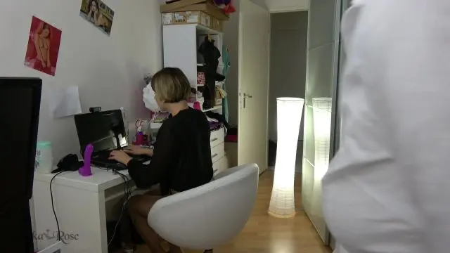 Lesbische Büromiezen in Feinstrumpfhosen