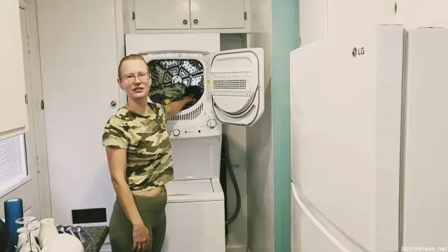 Geile Hausfrau bekommt 2 Cumshots