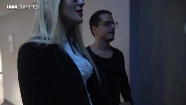 Büroschlampe fremd zerfickt | Mitten auf dem Hotelflur