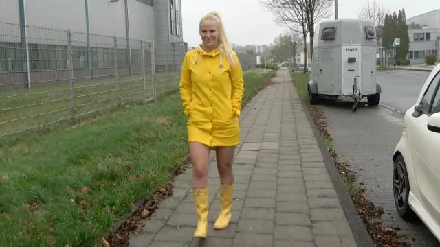 FETISCH PISS | Sexy in Gummistiefeln und Regenjacke