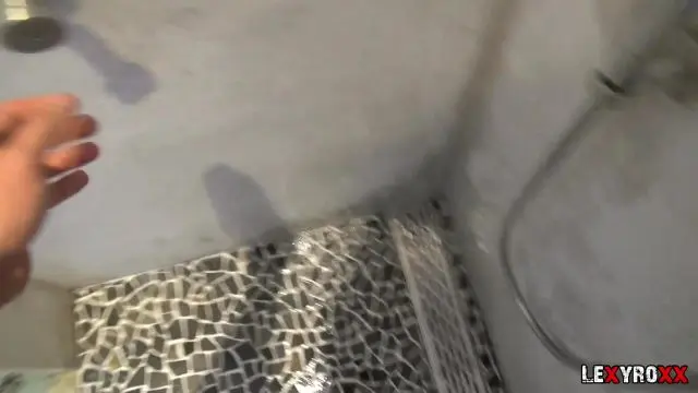 BIG COCK - in der Dusche ins Maul gespritzt