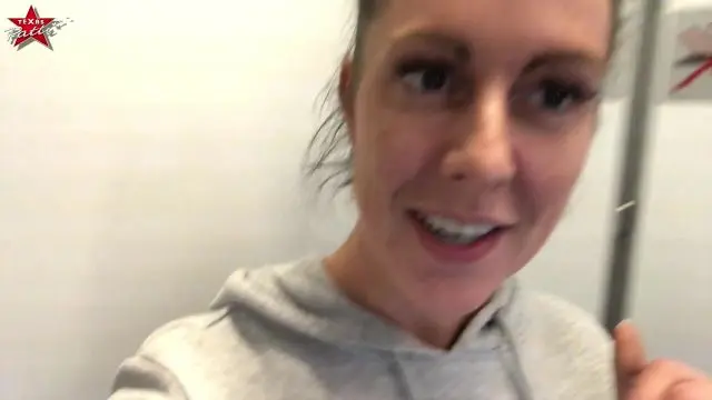 Im Flugzeug... gepisst und dann die Fotze gwichst