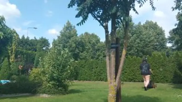 Rasen mähen im Garten auch nackt