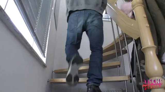 Er wixt auf Tubeseiten, ich ficke fremd auf der Treppe