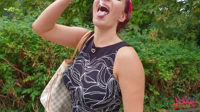 Rummelschlampe public gefickt mit Spermawalk