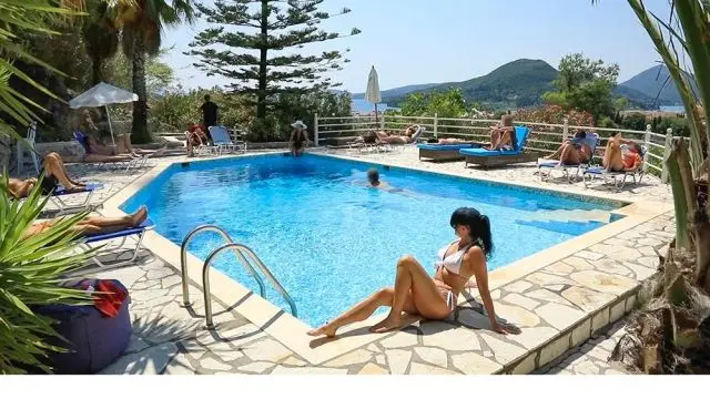 PUBLIK! DREIST! MITTEN IM HOTELPOOL GEFICKT