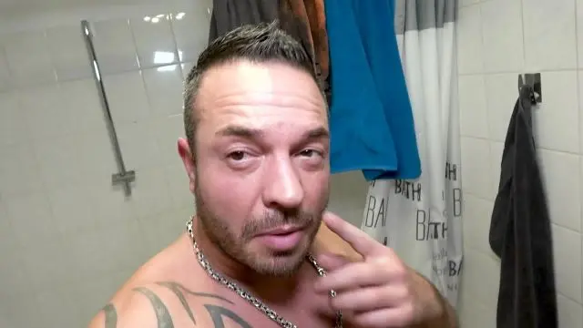 DEVOTE SHEMALE LÄSST SICH AO FICKEN