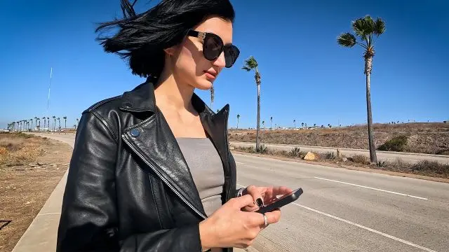 HOCH DEN ROCK REIN DEN STOCK ! Auto-Sex mit Skinny-Teen Madi