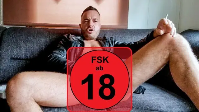 WICHSVIDEO IN LEDERJACKE UND AM RAUCHEN