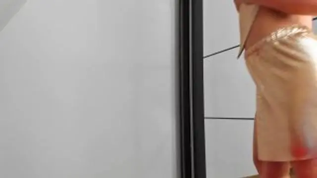 Sexy Outfit, High Heels und Spiegelspiel