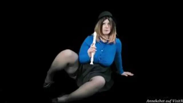 Flötistin zeigt haarige Fotze