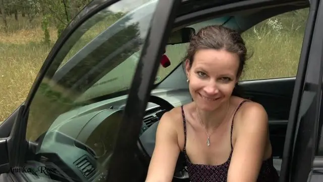 Ich lecke die Autoscheibe