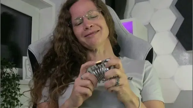 Ich werde dich wegschließen, denn du gehörst in einen KG!