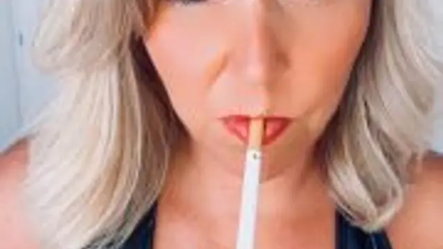 Lederhandschuhe und eine Zigarette...