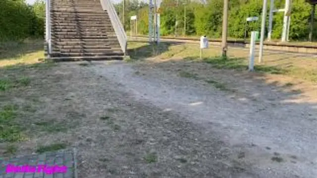 Public Bahnhofsschlampe muss gefickt werden