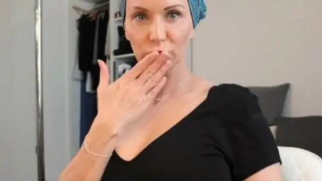 Nackt geschminkt und schick gemacht...