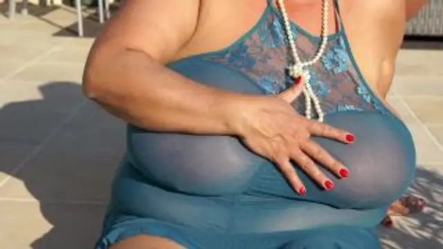 Busenspiele auf der Poolterrasse