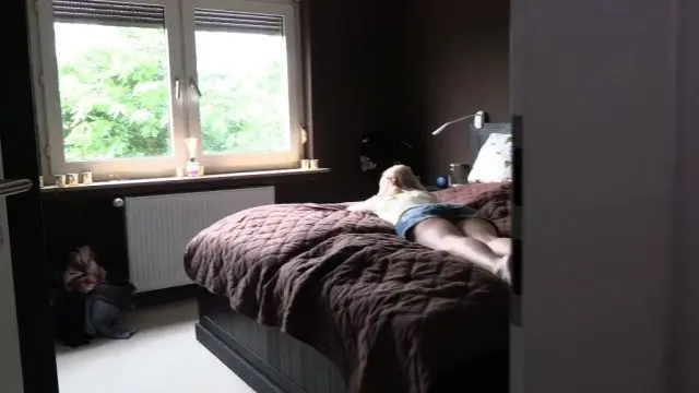 Couchsurferin durchgefickt