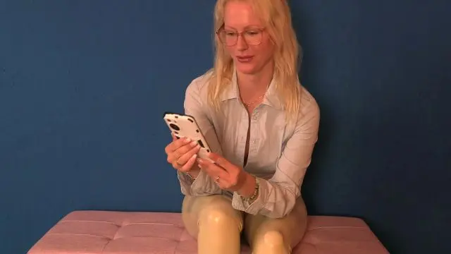 Geile Latex Sekretärin bekommt ein Dickpick von Dir