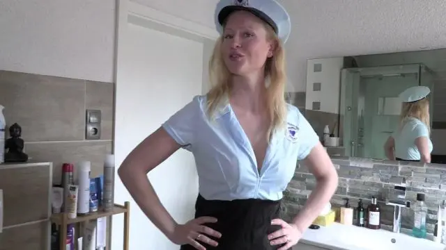 Heiße Polizistin erwischt Dich beim wichsen