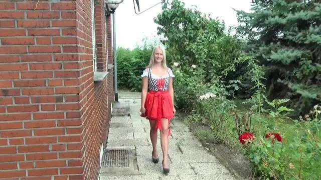 Süßes Dirndl ohne Gummi gefickt