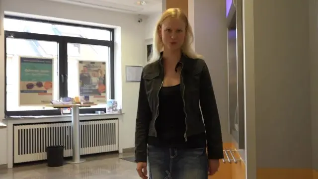 Ultra public! Mitten in der Bank gefickt!