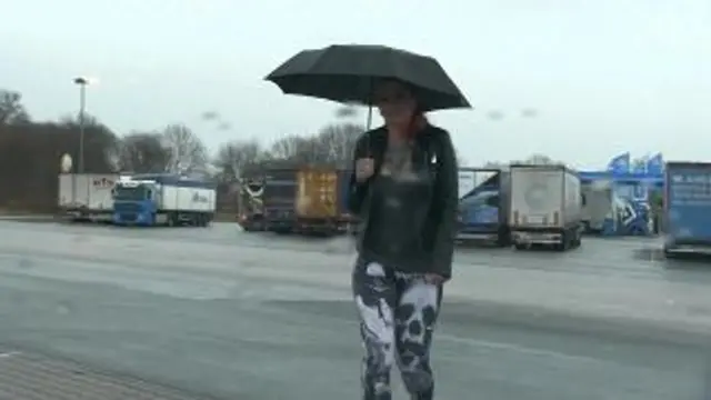 Maulfick an der Tankstelle