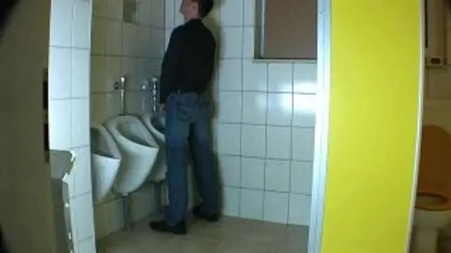 Auf der Herrentoilette ohne GUMMI FREMDBESAMT