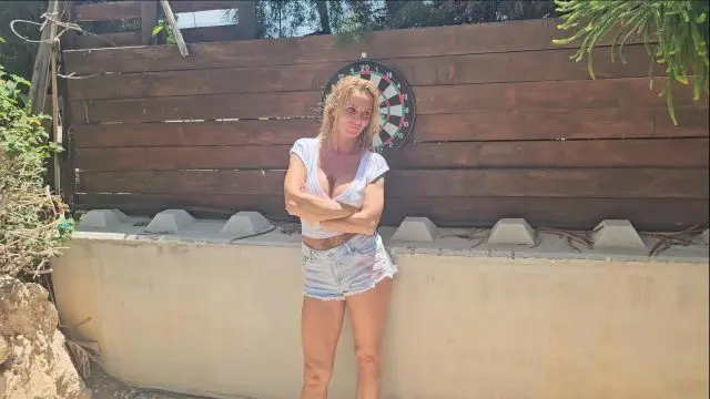 Beim Dart verloren! Jetzt wird die Pussy gefickt!