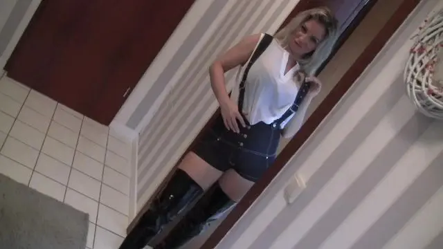 Nymphoman ! Nachbarsbengel mit Lackstiefel Fetisch!