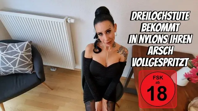 Dreilochstute bekommt in Nylons ihren Arsch vollgespritzt
