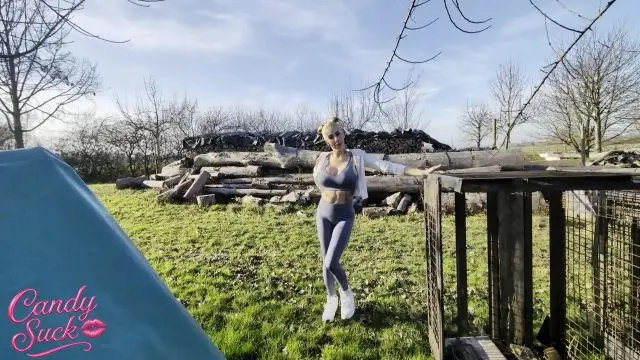 Ich zeig ihm meine fotze, dann fickt er sie und spritzt rein