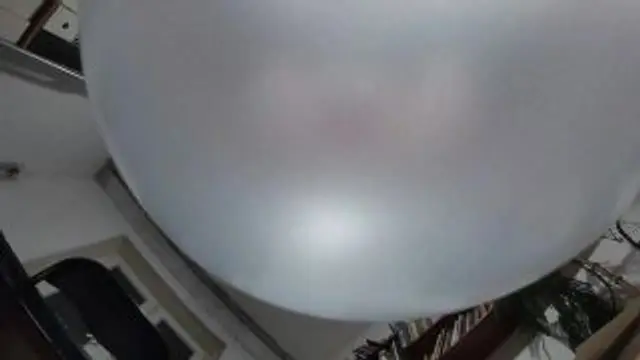Ballons mit dem Hintern durchstechen. POV