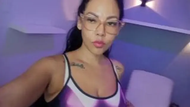 eine Latina mit großen Titten