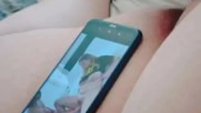 Fette Schlampe schaut ein Porno und