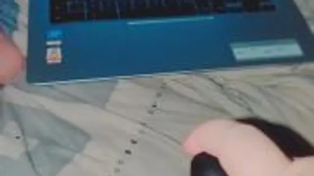 Schau mir einen Porno und mach es mir dabei selbst