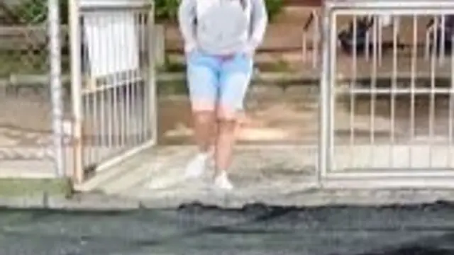 Fußballspielen auf einem Feld jugando fútbol en una cancha