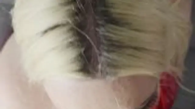 Spontaner Blowjob auf dem Sofa