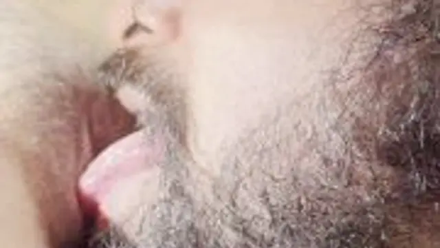 Ein bärtiger Typ gibt mir einen Blowjob! Köstlich! Ich spüre