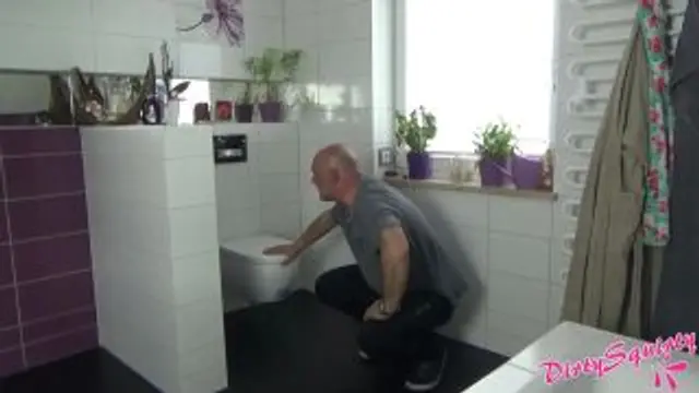 Fauler Klempner muss meine Pisse trinken