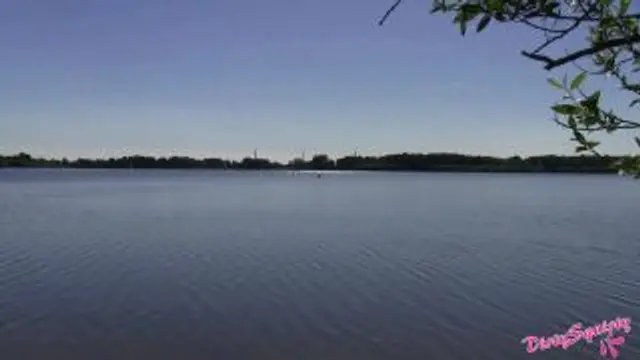 Zwei Spanner pissen mich am Strand voll