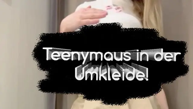 Süße Tenny Maus befriedigt sich in der Umkleidekabine!