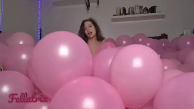 Blowjob im rosa Ballonmeer 🎈