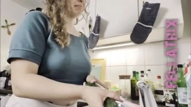 Küchenorgasmus XXL - Dreifach Orgasmus mit der dicken Gurke!