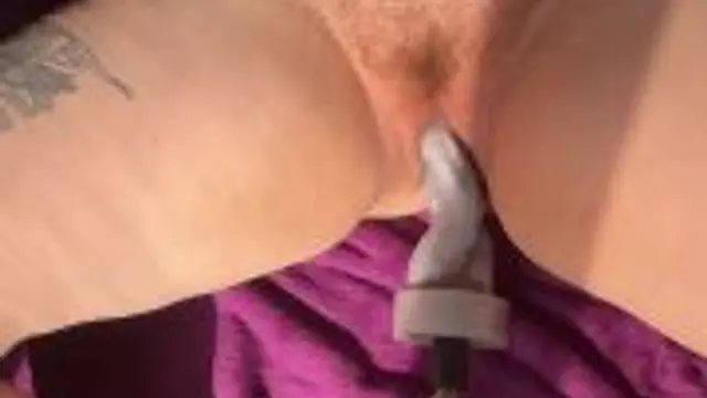 ficke mich mit einem riesigen Spielzeug an der Sexmaschine