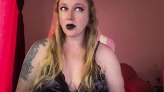 Goth-Dämonin lockt dich mit sündigem Pakt.
