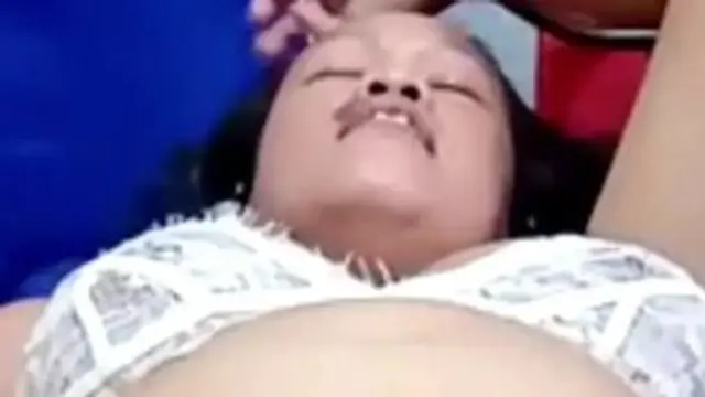 Ich spiele an meiner Muschi mit meinem rosa Toy – nur in einem weißen BH